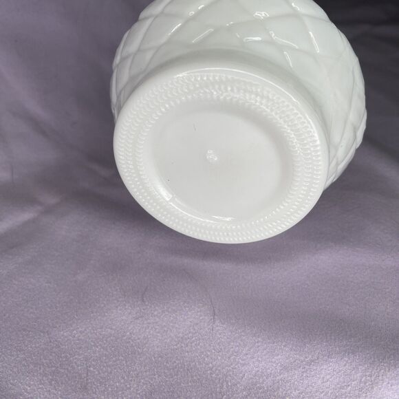 Vintage - Milk Glass Diamond Pattern Vase (Size: 9" Tall) - Picture 4 of 5